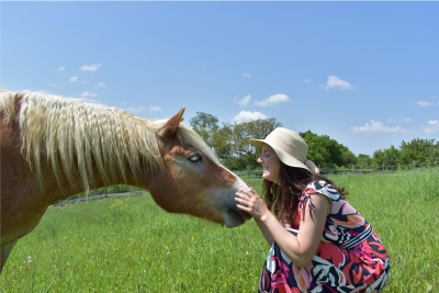 Nicole-kniend-mit-Pferd Nicole-kniend-mit-Pferd